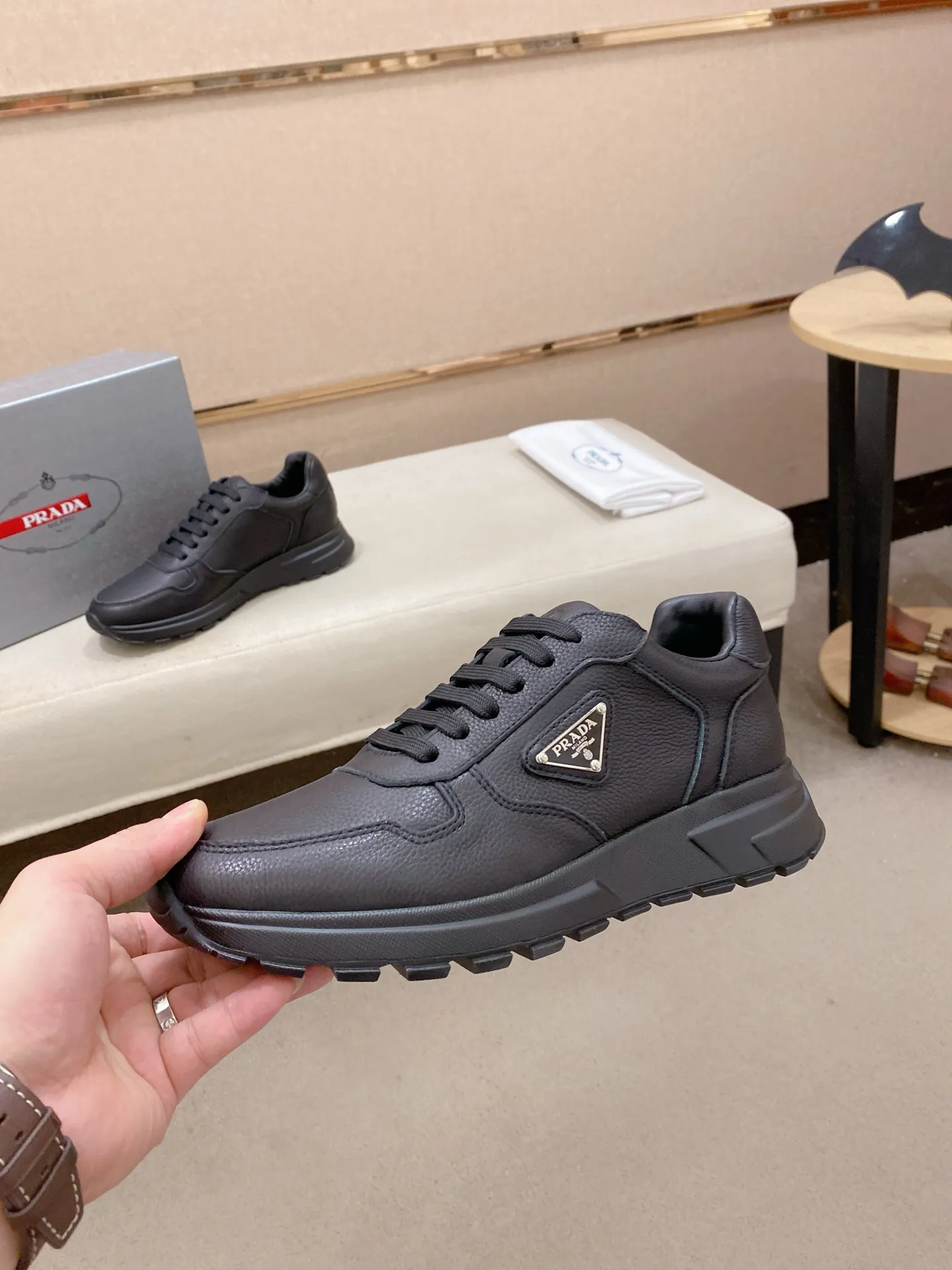 Factory price 560💰(High version) New Prada (Prada) high-top counters are on the market at the same time, new men's shoes, 😘fabrics are selected from waterproof technical cloth. First layer cowhide lining. 👍🏿Original molded anti-slip rubber outsole, with exquisite lines, simple and elegant, comfortable and high-end for leisure travel. Number of yards: 38 to 44. (Can be customized for 45.46.)